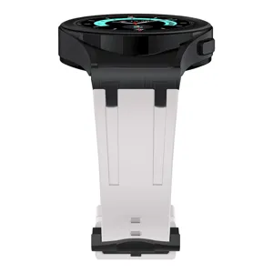 Vista dettagliata del cinturino per orologio in silicone con connettore moderno.
