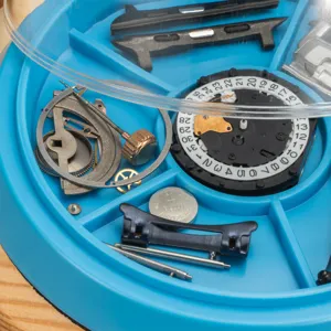 Set di strumenti per la riparazione di orologi e parti di movimento con custodia blu.