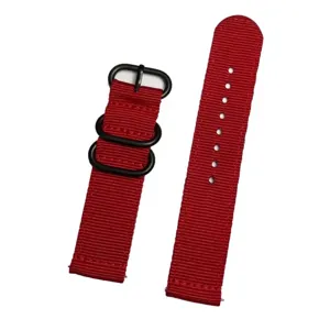 Dettaglio cinturino orologio in nylon rosso con tessuto resistente e fibbia in metallo nero.