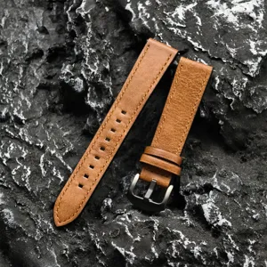 Vista dettagliata del cinturino per orologio in pelle marrone, barrette a sgancio rapido.