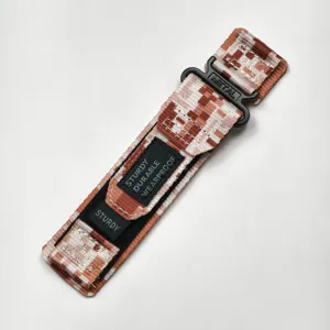Gedetailleerde opname van tactisch nylon horlogebandje met duurzaam camo weefsel en metalen gesp.