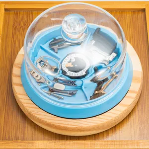 Coperchio antipolvere per movimento di orologio con cupola trasparente e base blu per attrezzi.