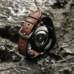 Vista dettagliata del cinturino per orologio in pelle marrone universale con fibbia in metallo.