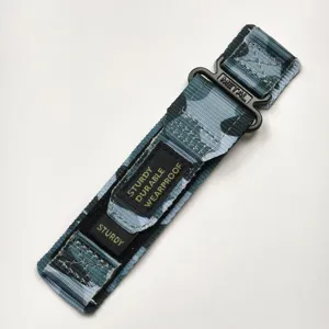 Camouflage nylon vervangend horlogebandje met metalen gesp en klittenbandsluiting voor horloge.