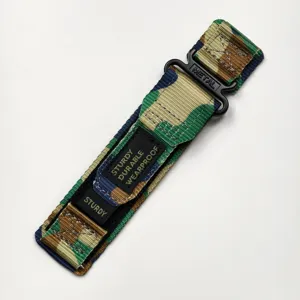 Camouflage nylon horlogeband met klittenband en metalen haak voor smartwatch vervanging.