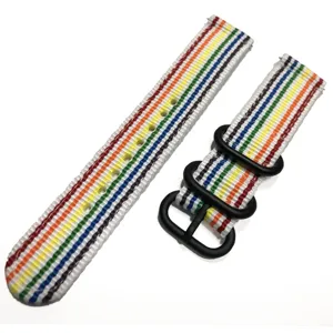 Vista dettagliata di un cinturino per orologio in nylon rigato multicolore con passanti neri.
