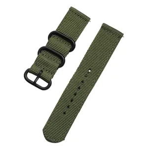 Vista dettagliata del cinturino per orologio in nylon verde militare con minuteria metallica nera.