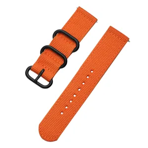 Cinturino per orologio in nylon arancione con fibbie in metallo nero, vista dettagliata.