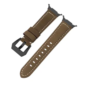 Nahaufnahme des braunen Crazy Horse Lederarmbands mit weißen Nähten und schwarzer Schließe.