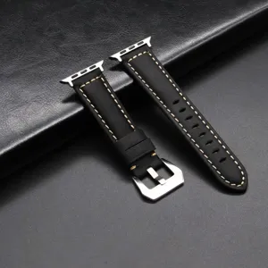 Detailopname van zwarte lederen horlogeband met fijne stiksels en stevige metalen gesp.