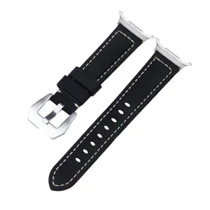 Detailansicht des schwarzen Lederarmbands mit weissen Naehten und stabiler Metallschnalle.