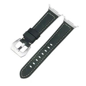 Detailansicht des dunkelgrünen, echten Crazy-Horse-Lederarmbands mit silberner Schließe.