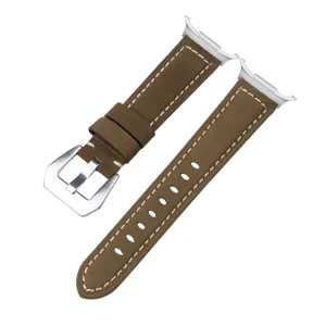 Detailansicht des braunen Crazy Horse Lederarmbands mit Metallschnalle und Adapter.