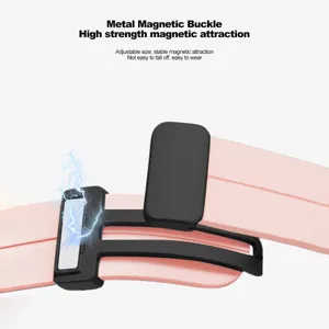 Dettaglio del cinturino in silicone che mostra la fibbia pieghevole magnetica in metallo nero.