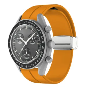 Cinturino per orologio in silicone arancione con fibbia magnetica, resistente e comodo.