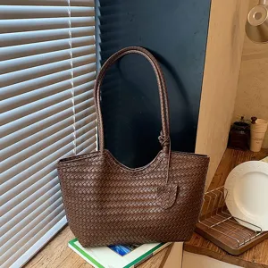 Κομψή καφέ πλεκτή δερμάτινη τσάντα ώμου tote για γυναίκες, μοντέρνα καθημερινή τσάντα χειρός.