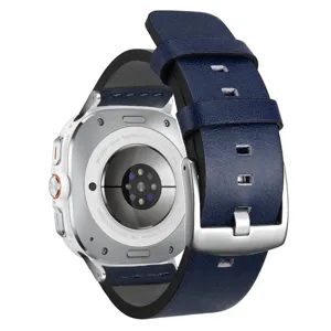 Vista dettagliata del cinturino in pelle blu con fibbia in metallo per smartwatch