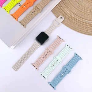Cinturino di ricambio in silicone compatibile con Apple Watch Series Ultra, design comodo.