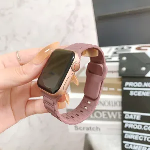 Cinturino per orologio in silicone a tre perline dettaglio che mostra il design rosa.
