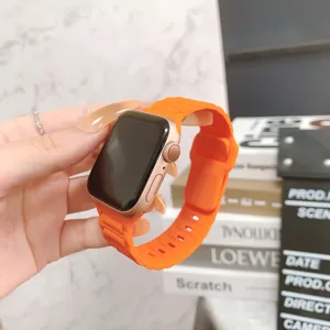 Cinturino in silicone per Apple Watch, design tre perle monocromatico, arancione brillante, dettaglio.
