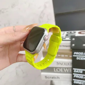 Primo piano dettagliato del cinturino per orologio in silicone giallo fluo traspirante.