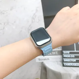 Cinturino di ricambio in silicone azzurro chiaro confortevole per Apple Watch Ultra.