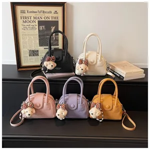 Chic borsa a tracolla in pelle a conchiglia con ciondolo orsetto, elegante per donna.