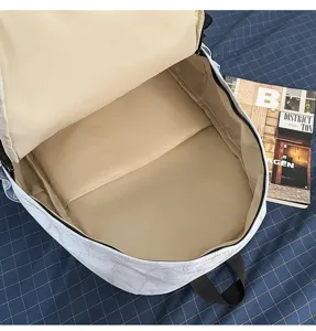 Lässiger Rucksack Innendetailshot mit großem Fassungsvermögen und sauberem Innenfutter.