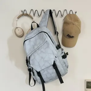 Lässiges Canvas-Rucksack-Detail mit Riemen, Schnallen und geometrischem Muster für Alltag.