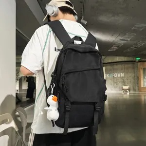 Detailansicht des schwarzen Canvas-Rucksacks mit praktischen Fächern und Gurten.