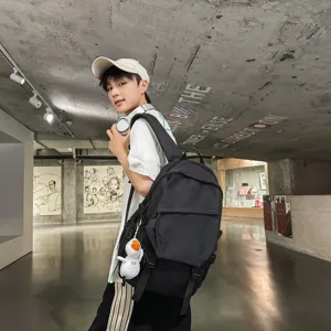 Modischer schwarzer Freizeitrucksack für Studenten, große Kapazität koreanischer Stil.