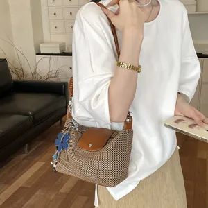 Vintage geweven schoudertas voor vrouwen zomer casual stro handtas met bruine flap enhanger.