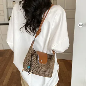 Vintage geweven schoudertas met bruine flap en kralenhanger, chic en casual dagelijks accessoire.