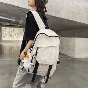 Koreanischer Stil Rucksack mit großer Kapazität für Schule und Freizeit mit niedlichem Anhänger.