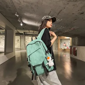 Lässiger großer Studenten-Rucksack, stylische koreanische Schultasche mit niedlichem Anhänger.