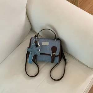 Borsa a mano chic in denim con finiture in pelle marrone e ciondolo stella marina per tutti i giorni.