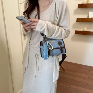 Borsa a tracolla chic in denim da donna, elegante borsetta con finiture in pelle marrone.