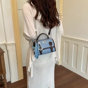 Borsa a tracolla alla moda in denim da donna con finiture in pelle marrone e perle.