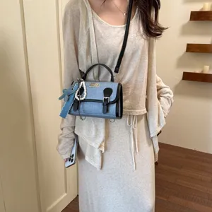 Elegante borsa a tracolla in denim da donna con manico e ciondolo di perle chic.