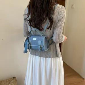 Stiloso zaino mini in denim da donna, elegante e versatile borsa a tracolla con perle.