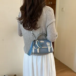 Borsa a tracolla in denim alla moda per donna estate borsa casual con ciondolo e bordo metallico.