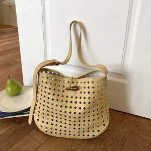 Borsa a spalla intrecciata con motivo a griglia e dettaglio di chiusura elegante.