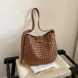 Borsa a tracolla in pelle intrecciata alla moda da donna, design minimalista stile estivo.