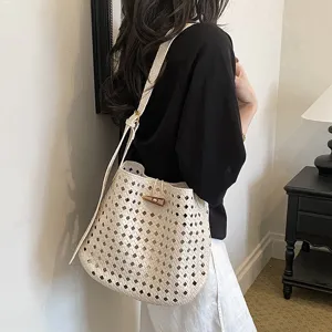 Borsa a tracolla intrecciata minimalista con dettagliato design traforato e chiusura elegante.
