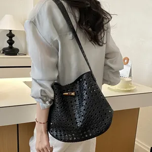 Borsa a spalla intrecciata nera minimalista, design di nicchia chic per la moda estiva.