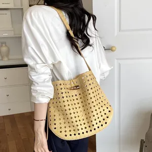 Borsa a tracolla hobo intrecciata gialla da donna, elegante design traforato per primavera estate.