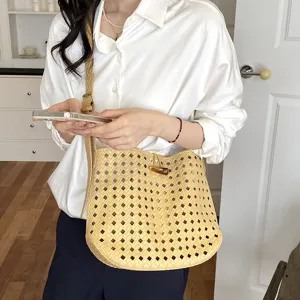 Borsa a tracolla intrecciata minimalista ed elegante da donna, design cavo chic per l'estate.