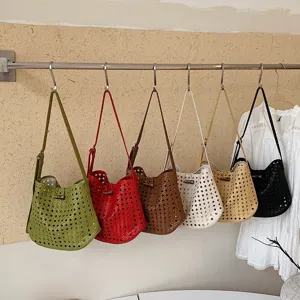 Borsa a tracolla intrecciata donna, borsa minimalista primavera estate con design traforato.