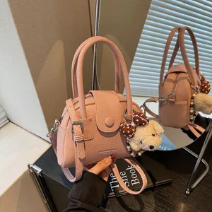 Borsa a tracolla a conchiglia in pelle PU rosa da donna, ciondolo orsetto, borsa elegante.