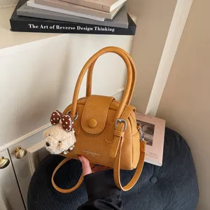 Elegante borsa a tracolla shell in pelle PU gialla con grazioso ciondolo orsetto e manico superiore.